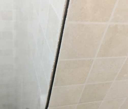 二七瓷砖空鼓维修公司分享阳台瓷砖脱落的修复过程可以分为以下几个步骤