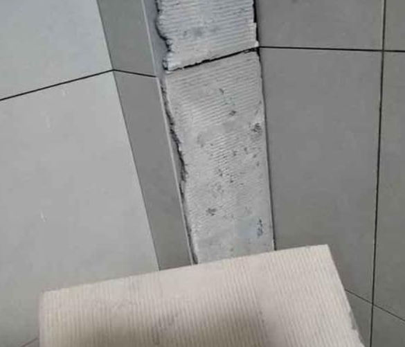 二七瓷砖空鼓维修公司分享下厨房瓷砖脱落的补救措施。